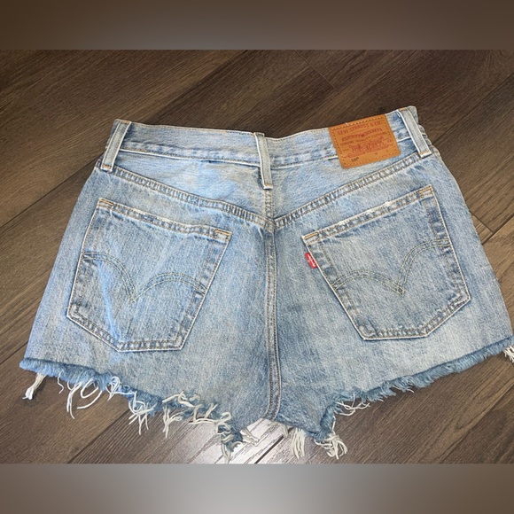 Levi’s 501 Jean Shorts - Picture 2 of 3